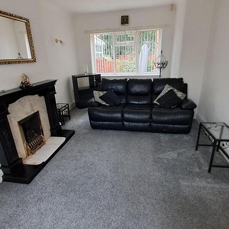 Dalton House - Three Bedroom Property Stretford Free Parking Near The Trafford Centre Манчестер Экстерьер фото