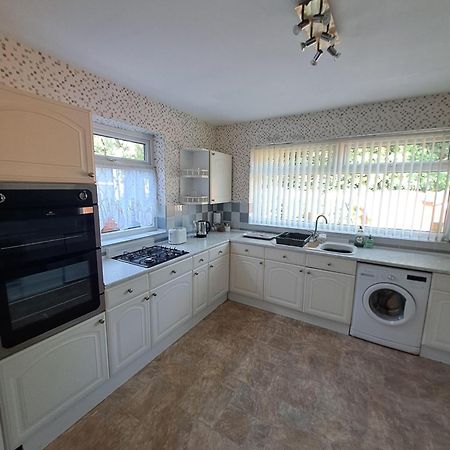 Dalton House - Three Bedroom Property Stretford Free Parking Near The Trafford Centre Манчестер Экстерьер фото
